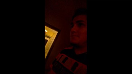 aniden habersizce kapıdan içeri girmek