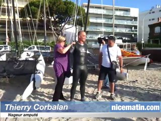 Amputé des deux bras, Thierry Corbalan nage dans les eaux de Cannes.