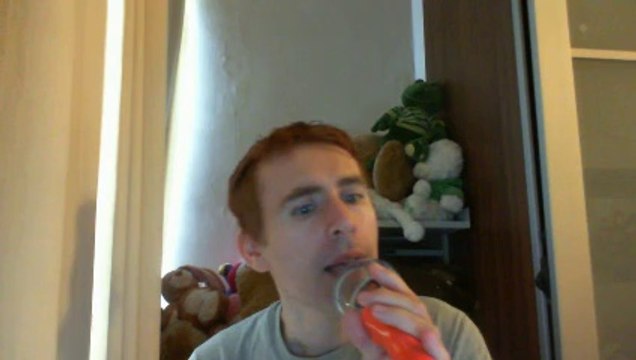 Wiwi égratigne le ciel dans une chambre de Carla Bruni