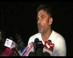 Suniel Shetty at cricket match for Desi Kattey