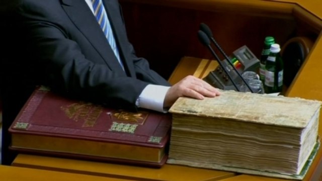 Petro Poroshenko sworn in as Ukraine's president as east seethes