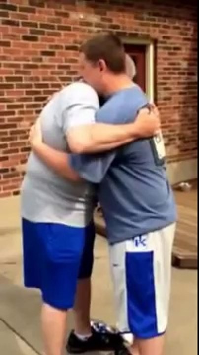 Un fils offre une Chevrolet Bel Air de 1957 à son père pour ses 57 ans