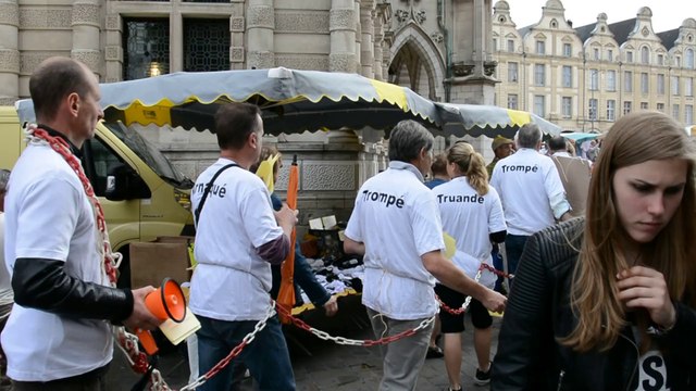 ARRAS - Les propriétaires floués de l'écoquartier de Saint-Laurent-Blangy manifestent au pied du beffroi