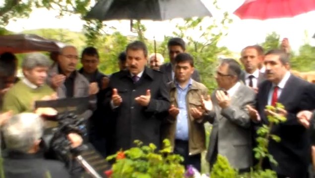 GENEL BAŞKANIMIZ MUSTAFA DESTİCİ ABDURRAHİM KARAKOÇ'UN MEZARI BAŞINDA