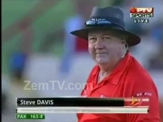 Misbah Hit the Ball on umpire steve davis BUTT Hahaha -D - http://mnmfunmaza.blogspot.com