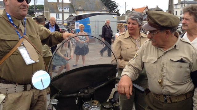 70e: Défilé de véhicules militaires