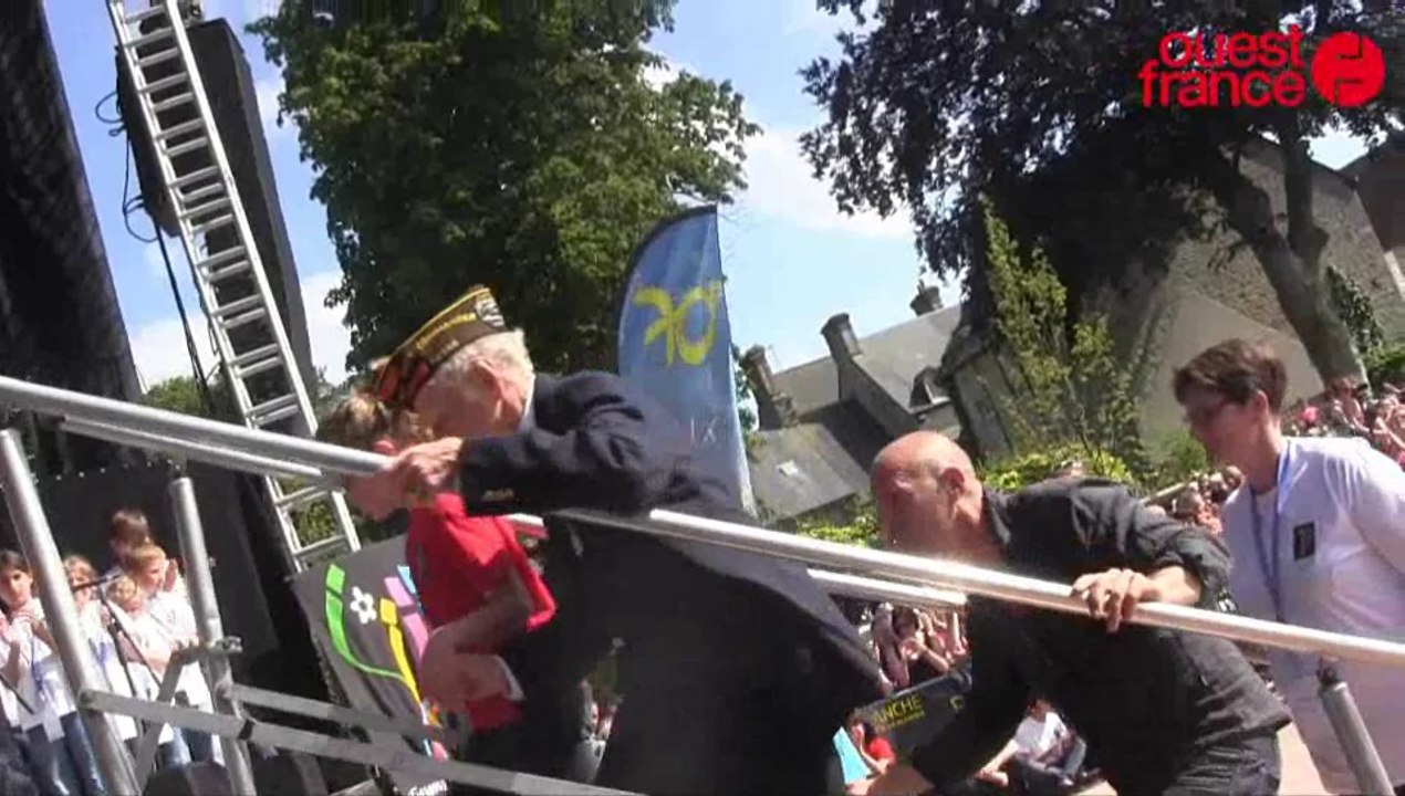 70e D-Day : à Ste-Mère-Eglise, les vétérans parlent de la Paix aux écoliers