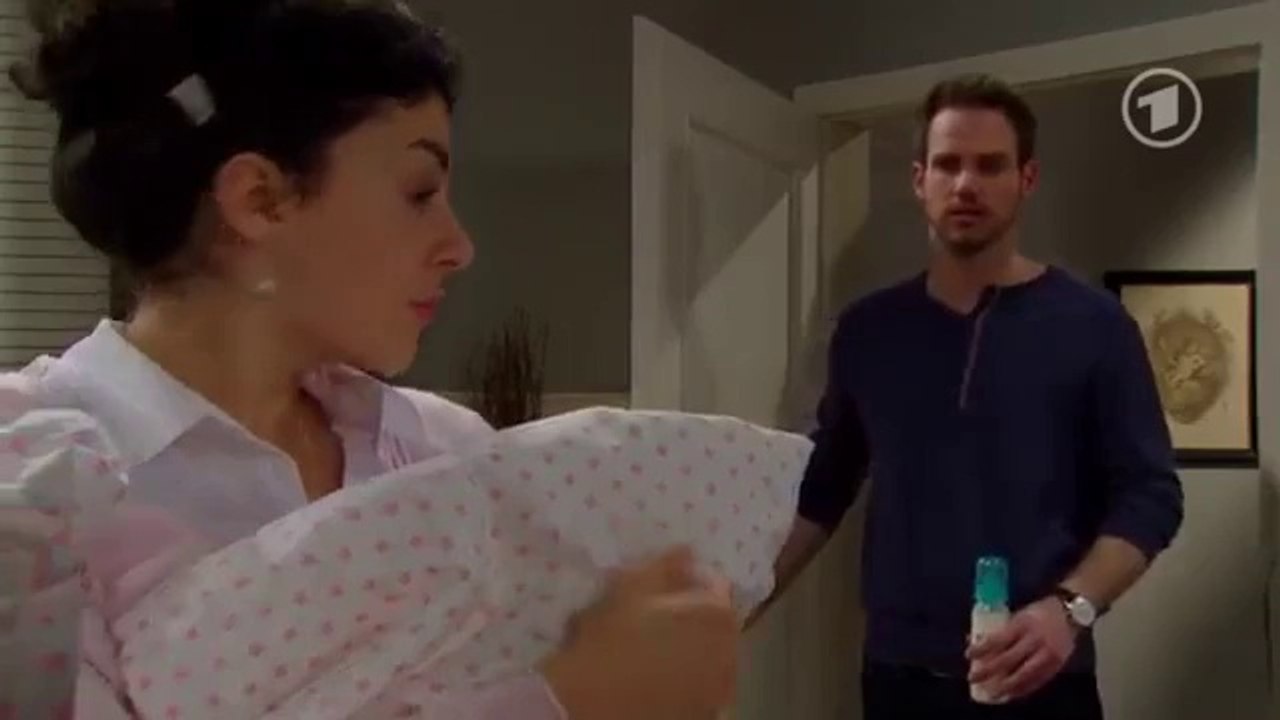 Sturm der Liebe : Pauline beruhigt das Baby Mila II Folge 1976