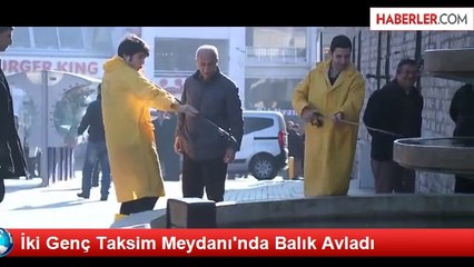 İki Genç Taksim Meydanı'nda Balık Avladı