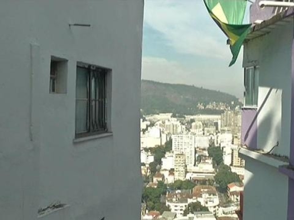 Mondial 2014: à Rio, la favela Santa Marta repeint ses murs aux couleurs du Brésil - 08/06