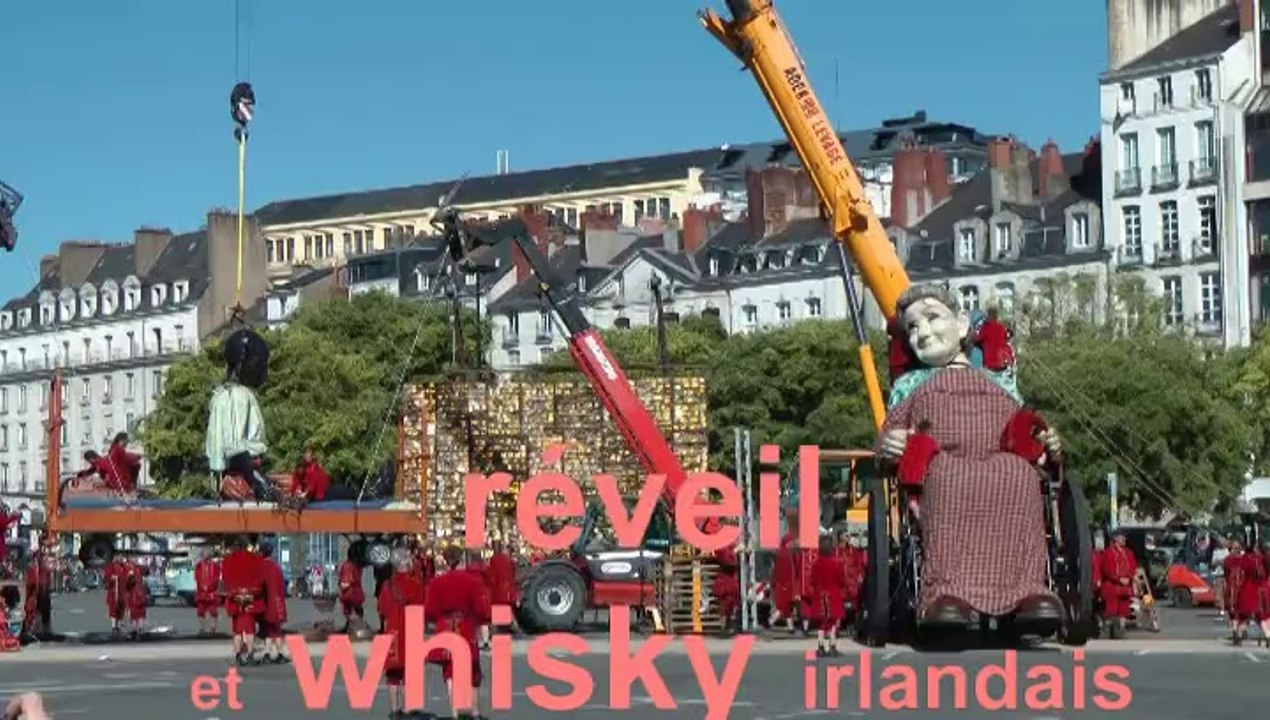 3_réveil et whisky_Dimanche_Royal de luxe (HD)