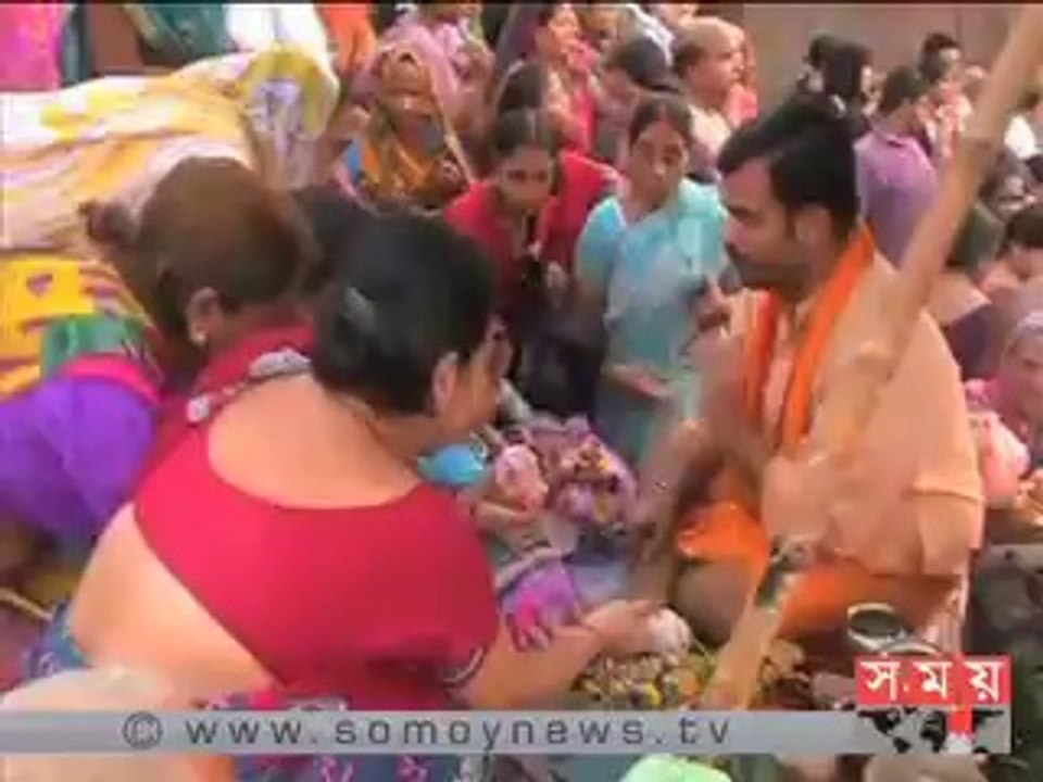 হিন্দু ধর্মাবলম্বীদের গঙ্গায় পূণ্যস্নান