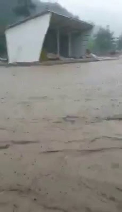 Geyve-Sel-Felaketi-Taner Yamanın Sel Sularına kapıldı An