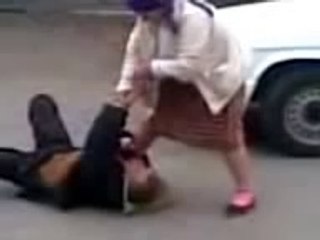 bagarre,une mamie tape son marie ! a voir