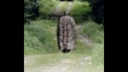 Un homme masqué hante une forêt en Suisse