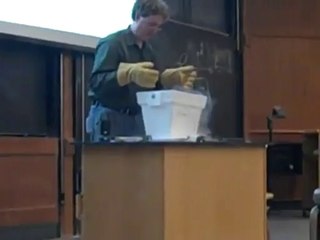 授業中に液体窒素でＰＣをフリーズ・クラッシュさせた教授