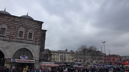 L'accueil par le muezzin de la Mosquée neuve et bazar des Egyptiens