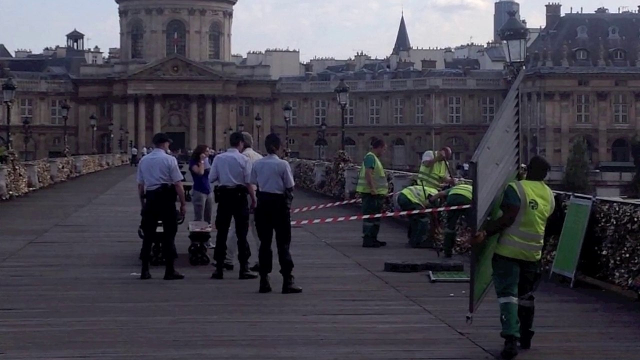 Accident Pont des Arts / Cadenas d'amour