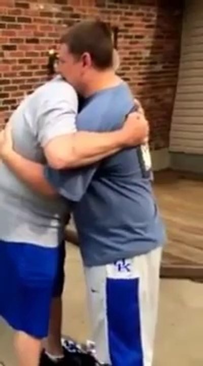 Un fils offre une Chevrolet Bel Air de 1957 à son père pour ses 57 ans.