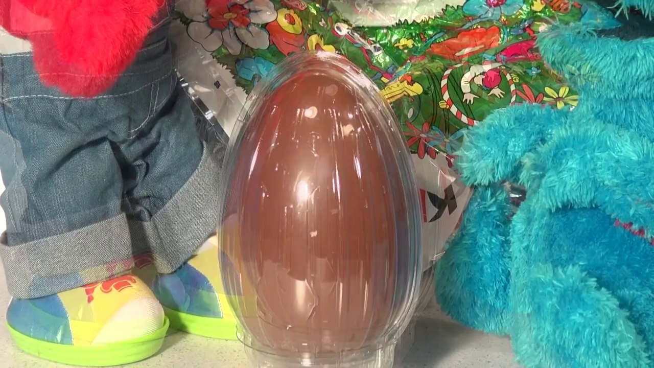 Kinder Egg MAXI with Cookie Monster Count'n Crunch, and Elmo  Giant Kinder Surprise Egg !!