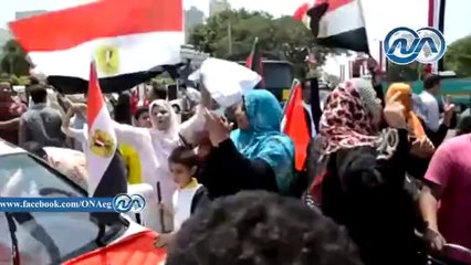 شاهد || سيدة عجوز ترقص على أنغام «بشرة خير» أمام المحكمة الدستورية