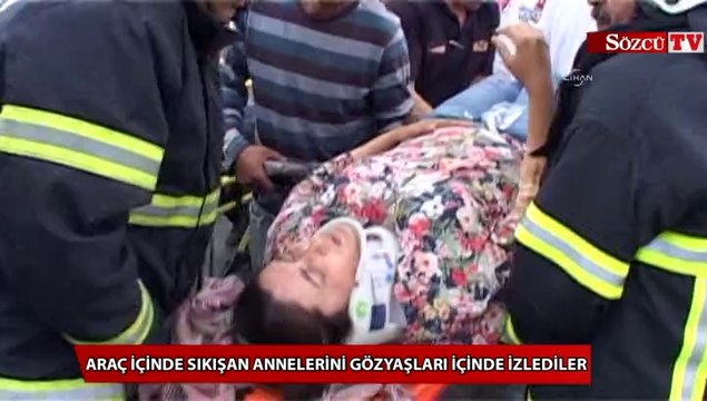 Araç içinde sıkışan annelerini gözyaşları içinde izlediler