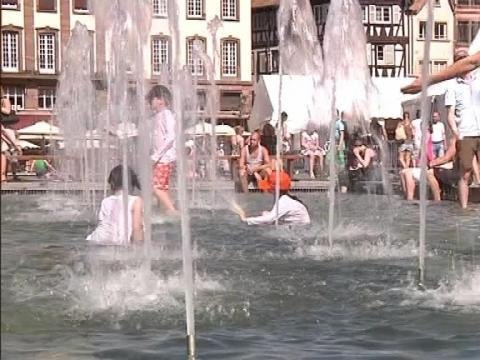 Canicule à Strasbourg: chacun cherche le frais - 09/06