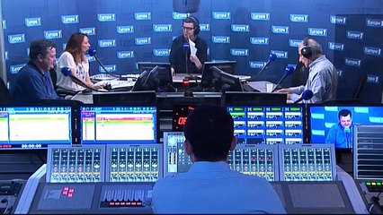 Lapaque : "La fête du foot et une contestation politique"