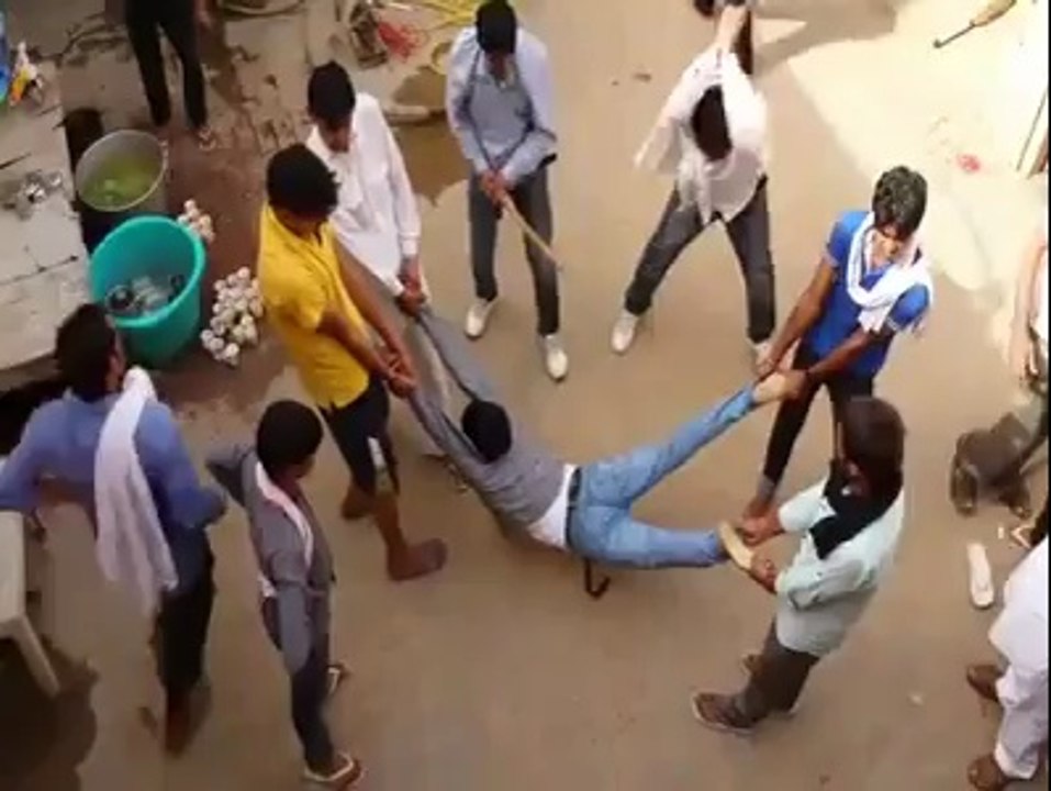 لڑکی کو سرعام چھیڑنے کی عبرت ناک سزا۔۔ وڈیو دیکھیں اور شئیر کریں.