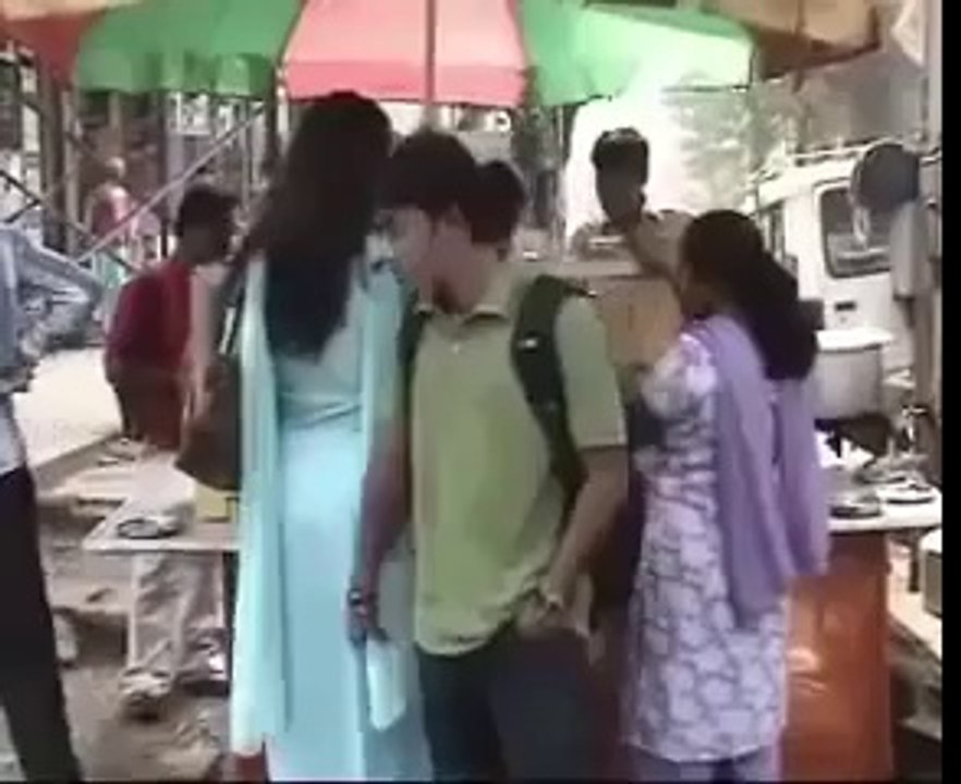 ھاھا کوئی دیکھے نا دیکھے مگر شبیر نے تو دیکھ لیا اسکو ۔ بہت مزے کی ویڈیو ہے ضرور دیکھیں ۔