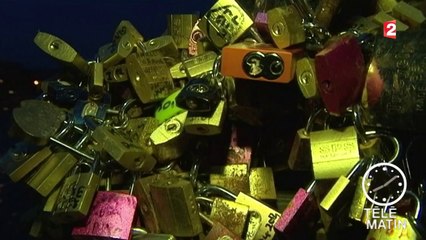 Pont des Arts : la grille effondrée sous le poids des cadenas remplacée par du bois