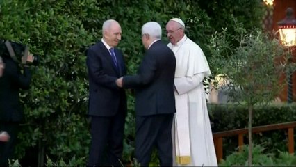 Le pape reçoit Peres et Abbas pour une rencontre historique