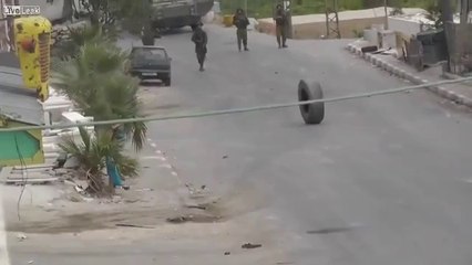 Yuvarladıkları Lastikle İsrail Askerine Zeval Veren Filistinliler