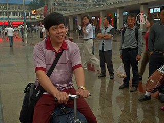 Китайский умелец изобрел чемодан-скутер