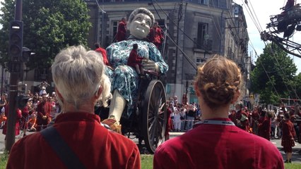 Mémé et le petit géant, réveillés, repartent en ville