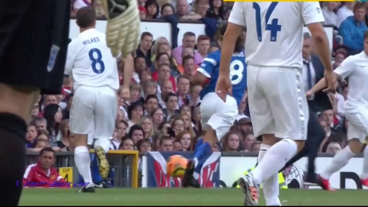 José Mourinho invade o campo e comete falta em Olly Murs