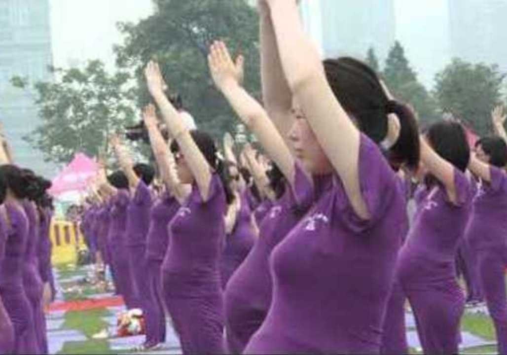 Hundreds of Pregnant Women Set New Guinness Yoga Record