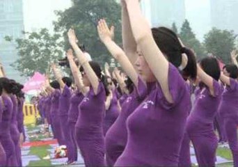 Hundreds of Pregnant Women Set New Guinness Yoga Record