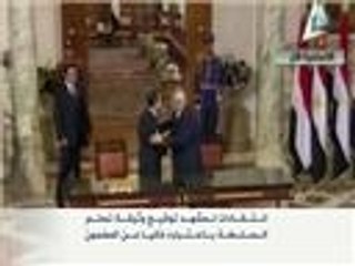 انتقادات لمشهد توقيـع وثيقـة تسلم السيسي للسلطة