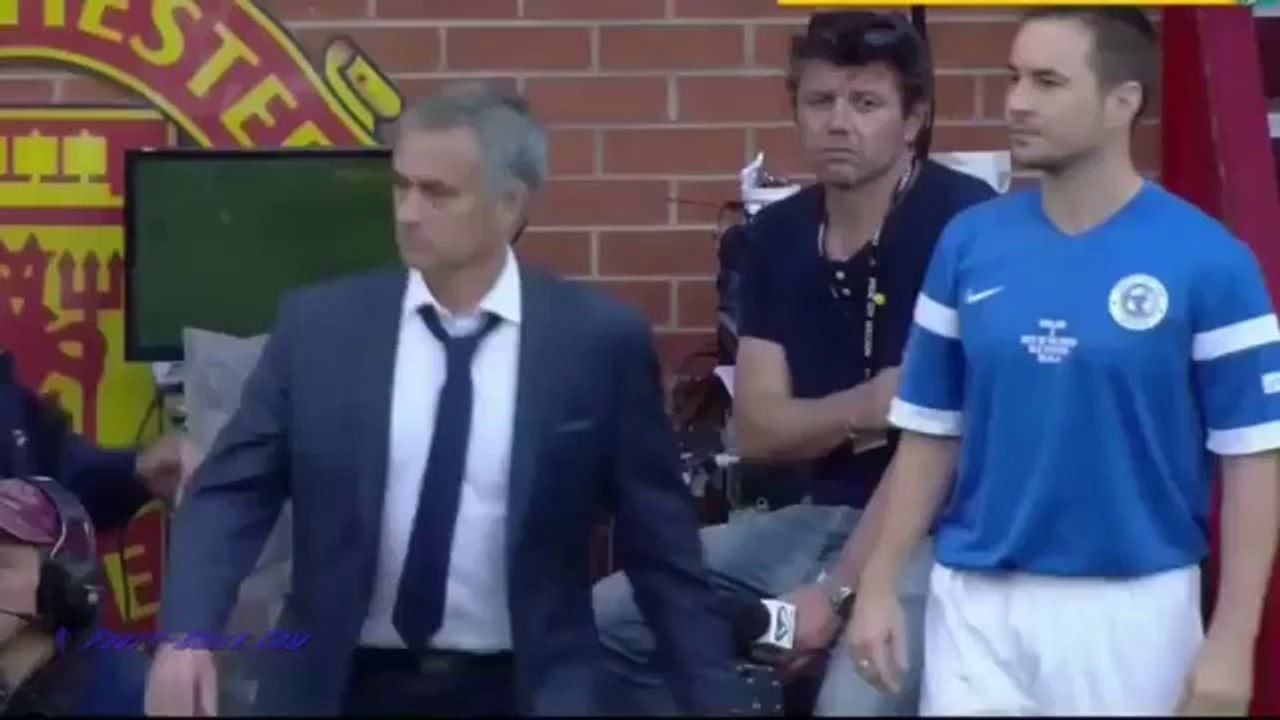 José Mourinho rentre sur le terrain pour tacler un joueur. 2014