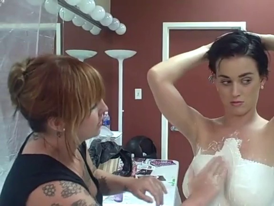 Sexy _ Katy Perry se fait mouler les seins.