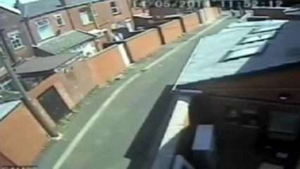 Dramatic CCTV: Thieves snatch 80-year-old's handbag