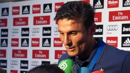 Floper le pidió la camiseta a Zanetti x AzT
