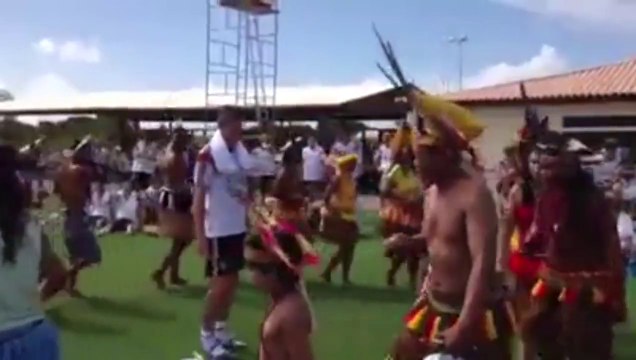 Presente de aniversário! Klose ganha dança especial de índios