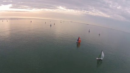 Un drône survole la flotte au petit matin (Etape #1)