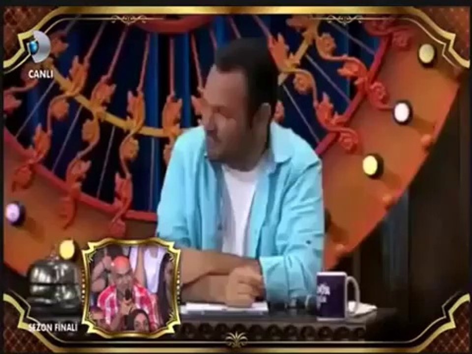 Hunharca Gülen Adam