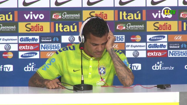 Daniel Alves fica perdido com perguntas de jornalistas estrangeiros