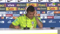 Daniel Alves fica perdido com perguntas de jornalistas estrangeiros