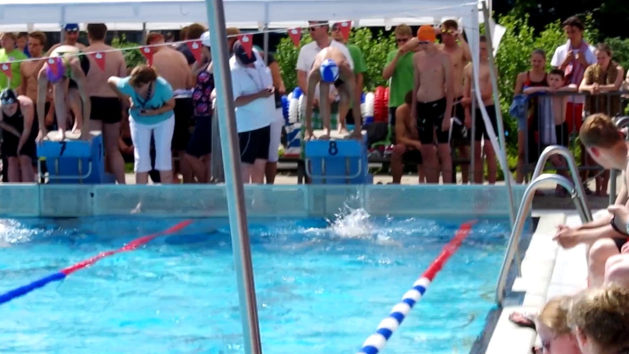 4 x100 wisselslag "aquapoldro" estafette (aquapoldro dames tegen de aquapoldro heren)