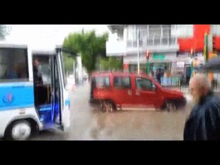 YOĞUN YAĞIŞLAR UŞAK'TA HAYATI FELÇ ETTİ